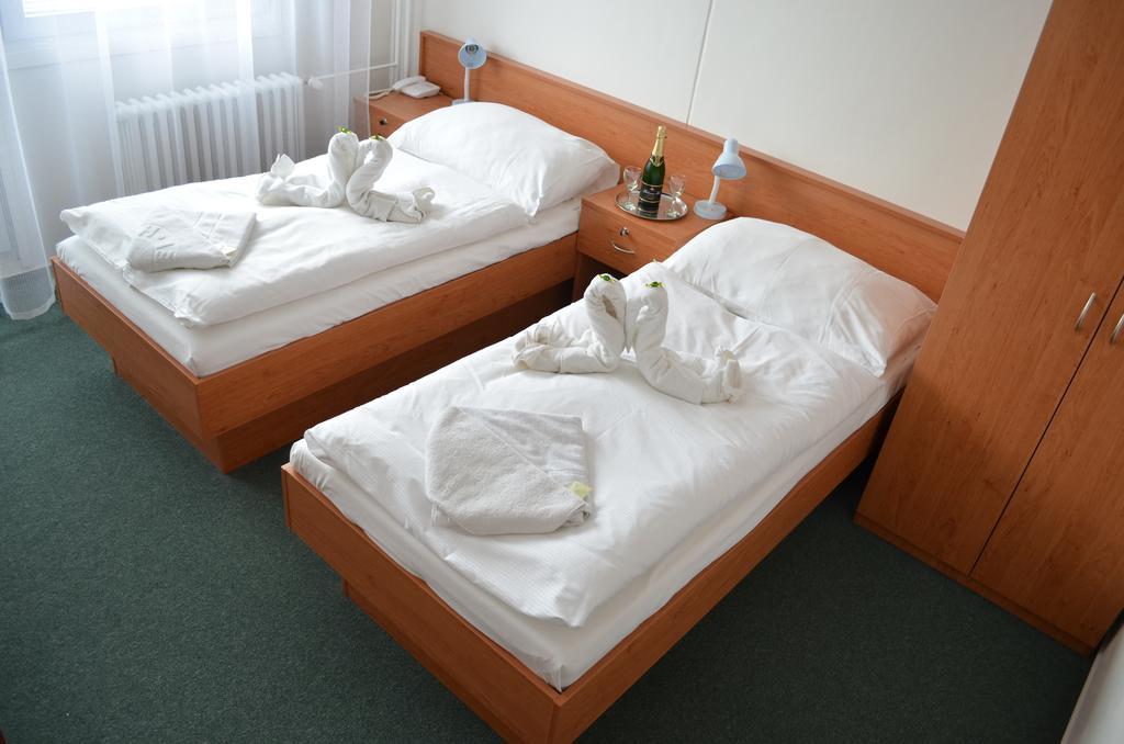 Hotel Arnost Garni Pardubice Oda fotoğraf